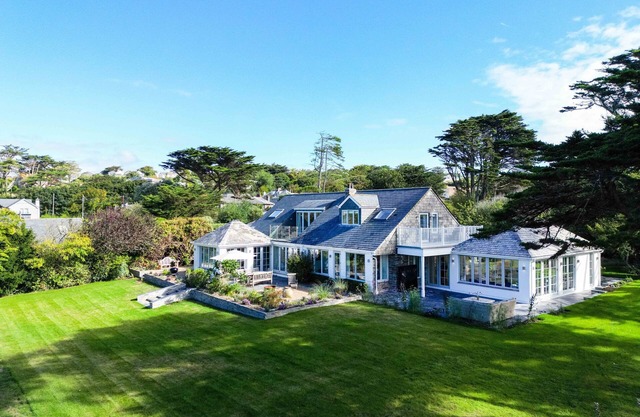 GREYSTONES, family friendly, with open fire in Daymer Bay