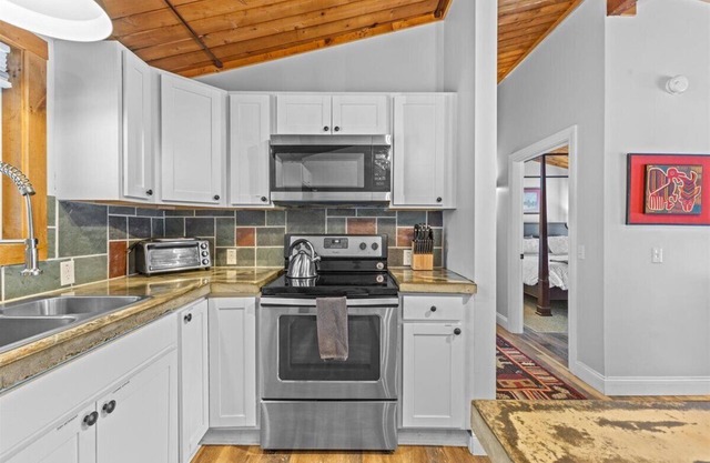 Griffin Country Lodge, Chalet 5 ~ a mile to Stowe Resort