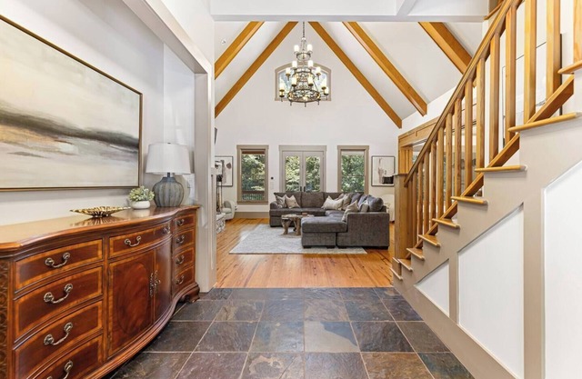 Griffin Getaway, Spacious Lakehouse Backyard Firepit / Patio Fireplace / Grill. Family Friendly!