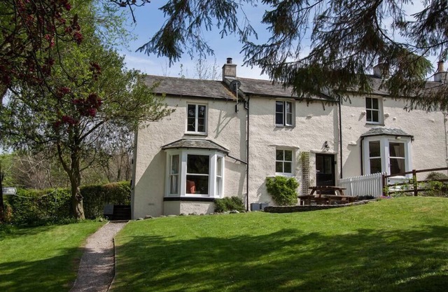 GRISEDALE COTTAGE, pet friendly, with open fire in Keswick
