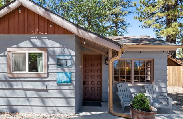 Grizzly Bear Pet Friendly Walk to Village, Lake and Forest