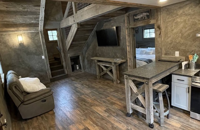 Grizzly Ridge Retreat cabin #1 4Bd PET FRIENDLY sleeps 9… 8 minutes to Whitefish