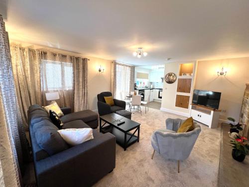 Ground Floor 2 Bedroom Apt, Onsite Parking, Edge of Glastonbury and Street