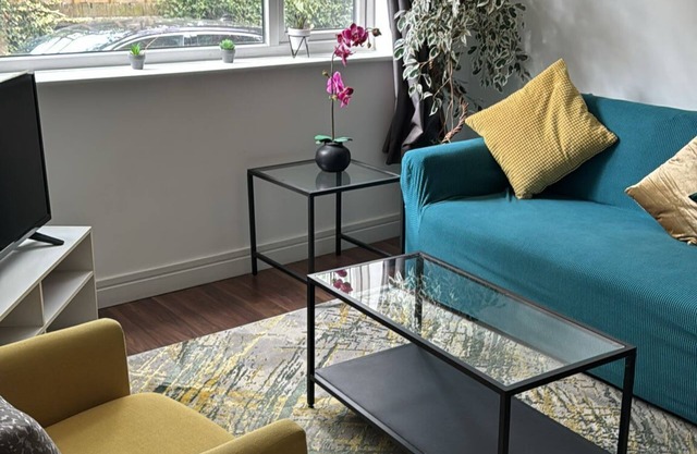 Flat 10 Ideal 2 Bed Ground Floor Flat With Free Parking