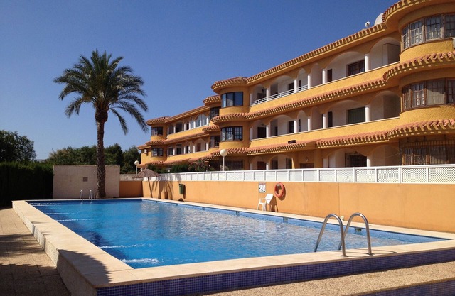 Appartement Rez-de-Chaussée avec Piscine Privée et Clôturée Directement en Face