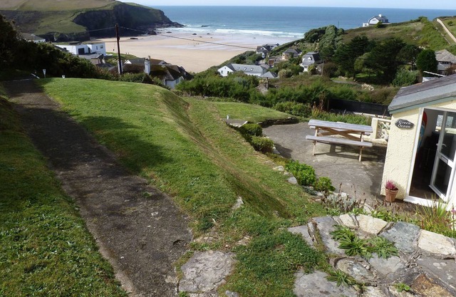 Appartement au rez-de-chaussée à Mawgan Porth avec vue sur la mer, 4 couchages, chiens admis.
