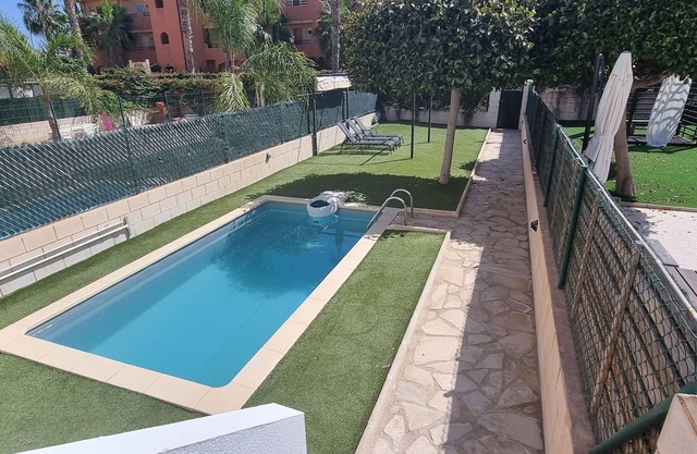 Rez-de-chaussée avec jardin et piscine privée, à 50 m de la plage, WIFI