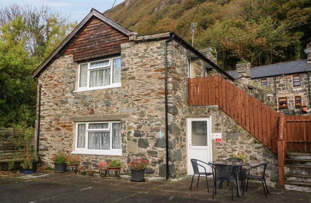 GROUND FLOOR APARTMENT, family friendly in Tremadog