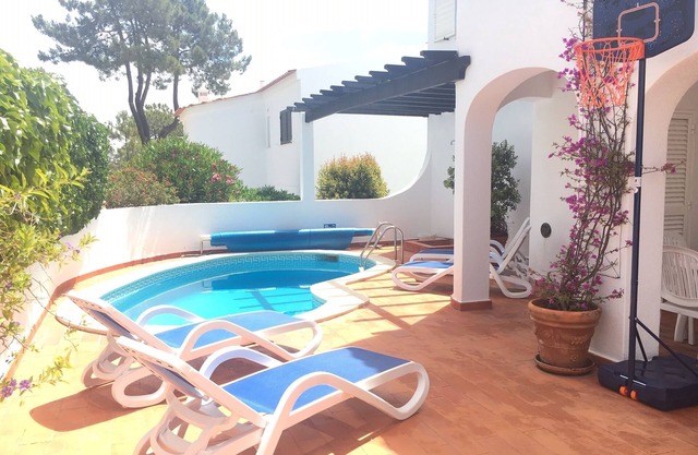 Appartement au rez-de-chaussée avec piscine chauffée.