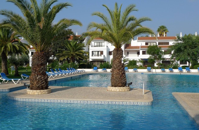 Appartement au rez-de-chaussée donnant sur les jardins paysagers, le lac et la piscine