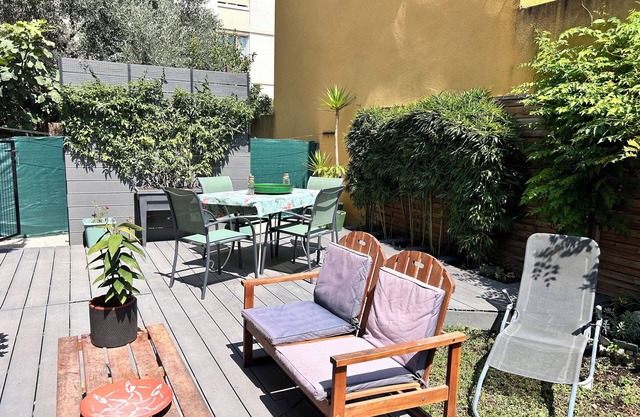 Appartement plein pied, terrasse, 15 minutes à pied du centre ville d'Arles