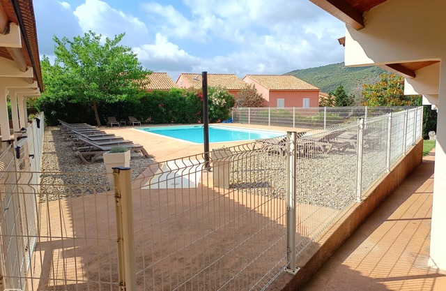 Appart rdc avec 3 cha, clim, résidence calme et fermée, piscine et parking privé