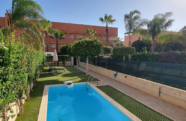 Rez-de-chaussée avec jardin et piscine privée, tres proche de la plage, WIFI