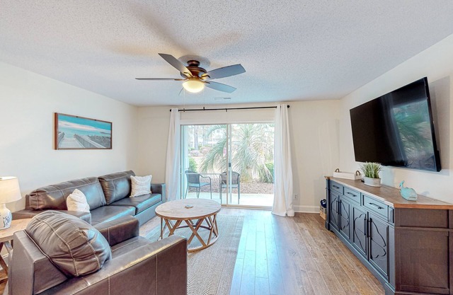 Ground-floor condo with patio, hot tub, in/outdoor pools, gym, washer/dryer, AC