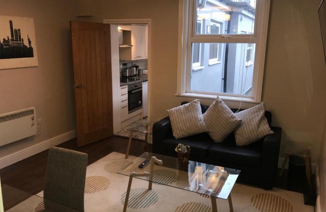 Ground Floor Contemporary 1 Bed Apartment