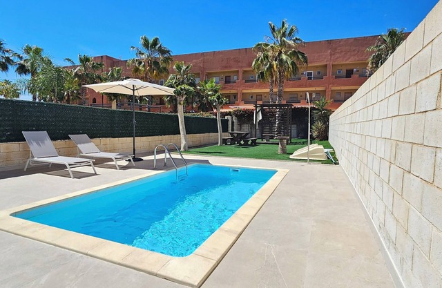 Appartement au rez-de-chaussée, piscine privée, 50 mètres de la plage. WiFi