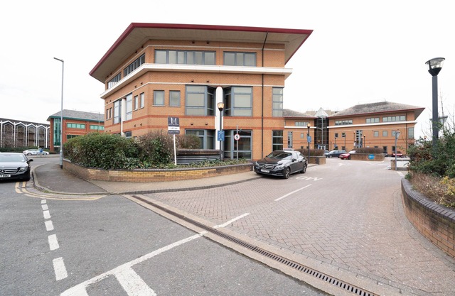 Ground Floor flat - with TV ,very close transport links to Heathrow airport
