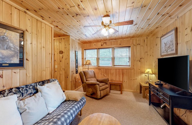 Ground-floor gem with privately shared dock on Moosehead Lake - dog friendly