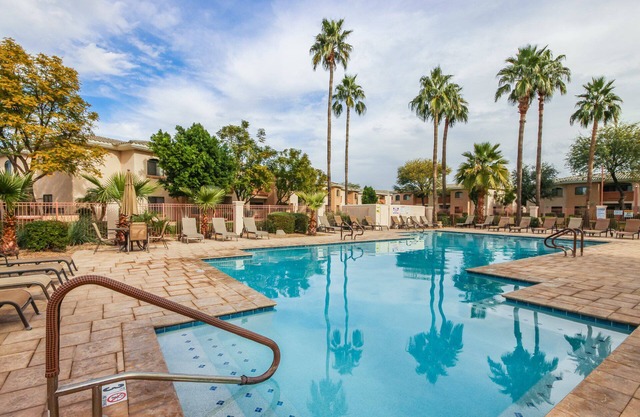 Ground Floor.Heated Pool! Hot Tub! Gas grill! 3 miles to Cardinal stad! 2 Kings!