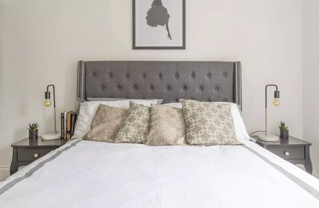 Ground Floor - Large Luxury 4 Bedroom Apartment With Parking & Garden