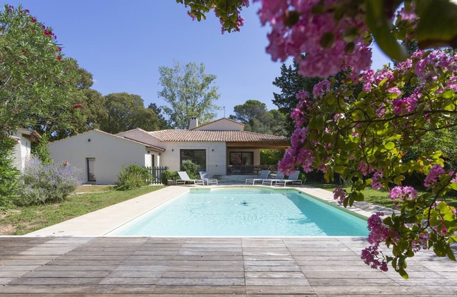 Maison située au fond d'une impasse entourée d'un écrin de verdure