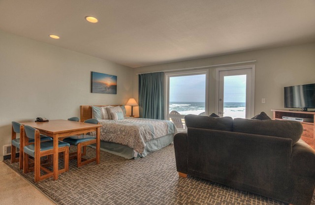 Ground floor studio-Oceanfront-Full kitchen-patio!