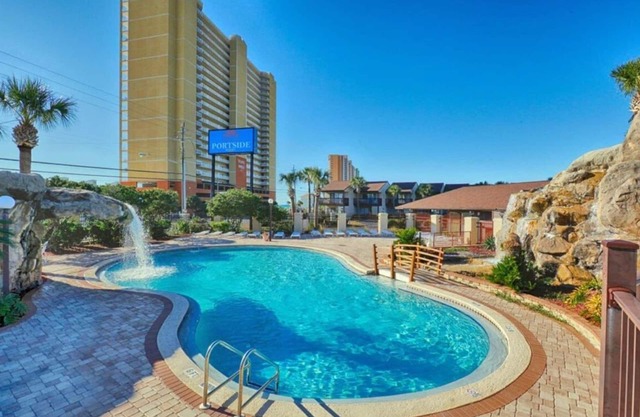 Condo au rez-de-chaussée avec de grandes piscines et en face des plages de sable blanc!