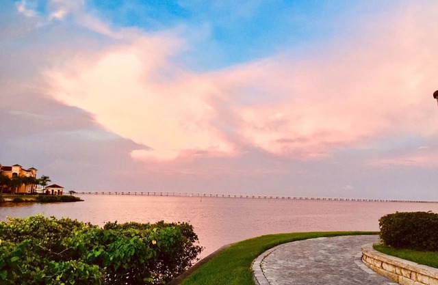 Au rez-de-chaussée, magnifique condo au bord de l'eau