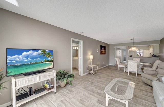 NOUVEAU! 2BR Venice Condo w / Pool, à 15 minutes des plages! Vues du parcours de golf!