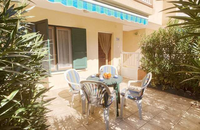 Rez-de-chaussée avec terrasse sur la Plaza Bohemia