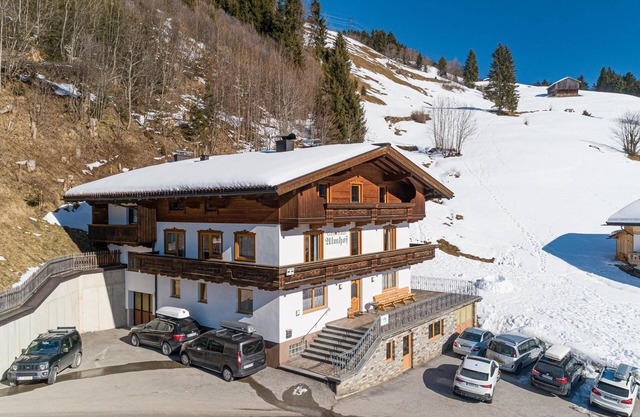 Hébergement collectif avec terrasse, balcon et local à skis