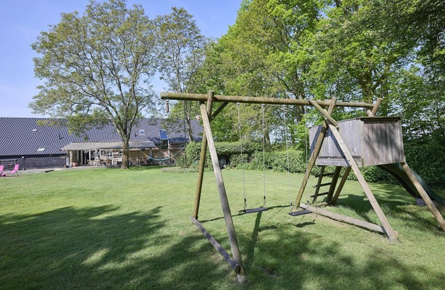 Ferme collective avec jardin dans région boisée