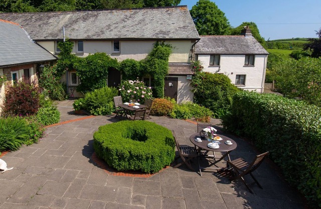 Groupe convivial, maison de 6 chambres, pouvant accueillir 12-14 personnes avec piscine sur place