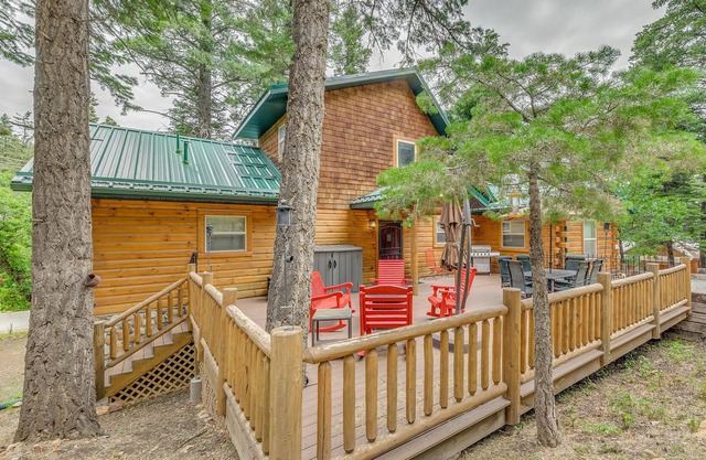 Group-Friendly Ruidoso Cabin w/ Deck + Fire Pit!