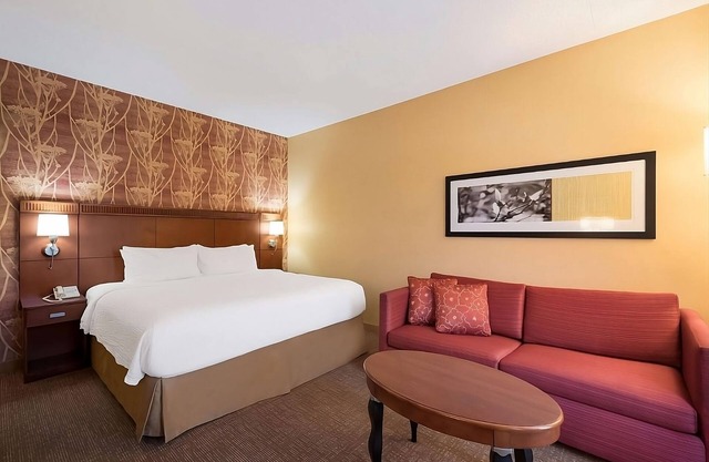 Group Getaway! THREE Relaxing Units, Pet-friendly, Indoor Swimming Pool!