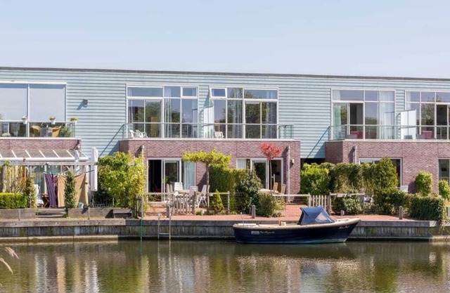 Une maison pour un groupe avec douche vapeur et sauna. Le salon est doté des doubles portes qui peuv