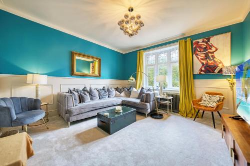 Group Stay 5BR Home with Parking Sleeps 9 In Giffnock