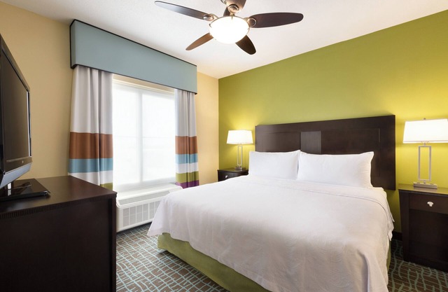 Group Vacay! 2 Cozy Units w/Kitchen, Pool, Shuttle