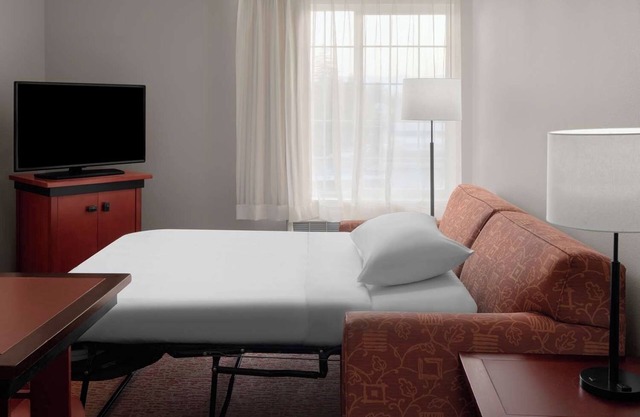 Groups Best Choice: Cozy Suite w/ Full Kitchen, Balcony & Daily Fresh Cookies