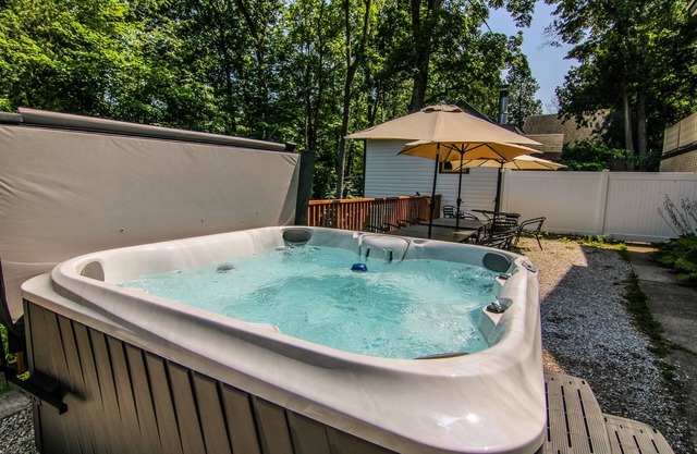 Groups! HotTub! Huge Yard! Bikes/Kayaks/Games!