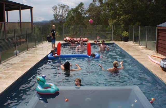Famille convivial-paisible bushland accueil-charme artistique-grande piscine-vues-barbecue-espace