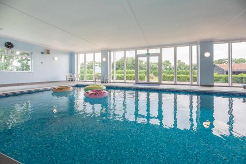 Grove Farm Bungalow with swimming pool, Dallinghoo