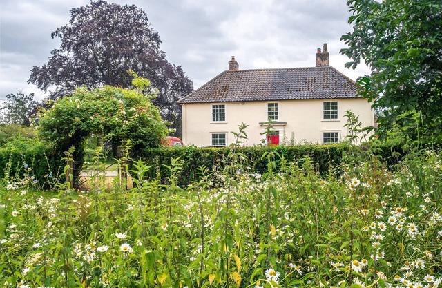 Cette belle maison de ferme a été soigneusement rénovée à un niveau luxueux.