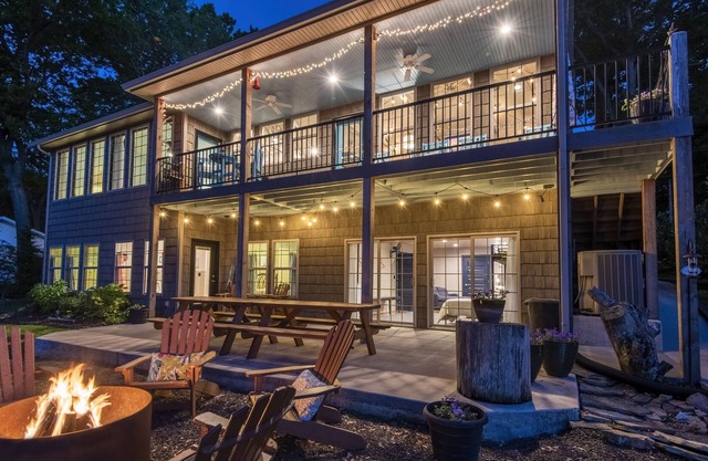 Grove’s Grandest Lakefront Getaway! TONS OF PARKING!