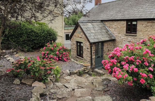 GROVESIDE, pet friendly, character holiday cottage in Glasbury