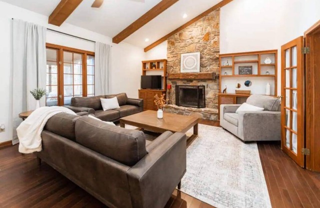 Grovesnor Place 3128 sqft Screened Porch by IU