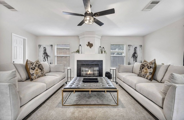 Gruene River Getaway - Large Luxury Modern Home - Walk to Historic Gruene