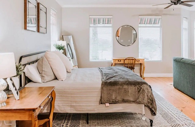 GrueneGusthaus #4|Private Condo+ Golf Cart Rentals