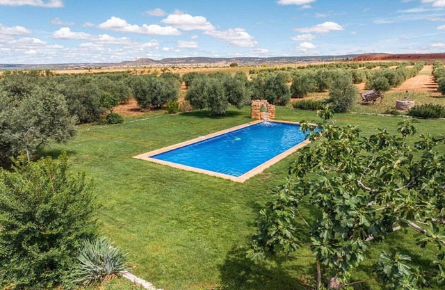 Maison de garde avec spa et piscine partagée
