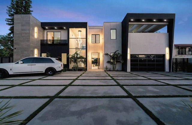 Guest Favorite- Very Spacious & Private Hi-Tech Modern Villa W/pool & more